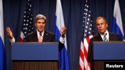 Ngoại trưởng Mỹ John Kerry (trái) và Bộ trưởng Ngoại giao Nga Sergei Lavrov tại một cuộc họp báo ở Geneva, 14/9/2013