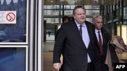 Bộ trưởng Tài chính Hy Lạp Evangelos Venizelos rời trụ sở EU ở Brussels sau cuộc họp, hôm 7/11/11