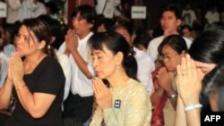 Bà Aung San Suu Kyi và các thành viên của Đảng Dân chủ (NLD) trong buổi lễ vinh danh các nạn nhân cuộc nổi dậy bất thành chống nhà cầm quyền quân đội hồi năm 1988 tại một tu viện ở ngoại ô Yangon, ngày 8/8/2011