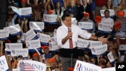 Ứng cử viên tổng thống Đảng Cộng hòa Mỹ Mitt Romney nói chuyện tại một cuộc vận động ở Virginia