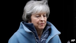 Thủ tướng Anh Theresa May rời khỏi Phủ Thủ tướng, số 10 Downing Street ở London, ngày 12/2/2019. 