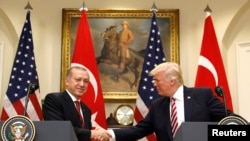 Tổng thống Thổ Nhĩ Kỳ Recep Tayyip Erdogan (trái) bắt tay Tổng thống Hoa Kỳ Donald Trump trước cuộc họp báo ở Tòa Bạch Ốc hôm 16/5/2017. 