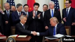 Phó Thủ tướng TQ Lưu Hạc và TT Mỹ Donald Trump bắt tay sau khi ký thỏa thuận thương mại Giai đoạn 1 tại Tòa Bạch Ốc, Washington DC, ngày 15/1/2020.