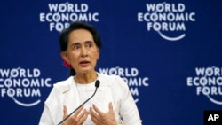 Aung San Suu Kyi, Cố vấn Nhà nước Myanmar, tại hội nghị Diễn đàn Kinh tế Thế giới ở Hà nội, ảnh chụp ngày 13/9/2018. (AP Photo/Bullit Marquez) 