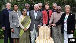 Nhóm The Elders với chiếc ghế trống dành cho bà Aung San Suu Kyi, thành viên danh dự của nhóm, vào sinh nhật thứ 65 của bà