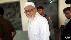 Giáo sĩ cực đoan Abu Bakar Bashir đối mặt với án tù chung thân nếu bị xét là can tội tổ chức và tài trợ cho một trại huấn luyện khủng bố mà giới hữu trách phát giác hồi năm ngoái ở tỉnh Aceh