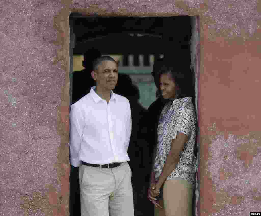 U.S. President Barack Obama and first lady Michelle Obama look out of a doorway that slaves departed from on Goree Island, Senegal, June 27, 2013. Tổng thống Hoa Kỳ Barack Obama và Ðệ nhất phu nhân Michelle Obama nhìn ra cửa nơi các&nbsp;nô lệ rời khỏi đảo Goree, Senegal, ngày 27 Tháng Sáu 2013.