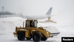 Xe dọn tuyết tại phi trường LaGuardia trong khi bão tuyết ở New York, 3/1/13