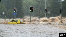 Những cơn mưa như thác đổ trút xuống Australia là do hiện tượng thời tiết La Nina, làm cho nhiệt độ xuống thấp hơn khiến cho mùa bão nhiệt đới mạnh hơn