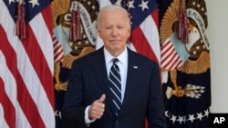 Prezidan Joe Biden salye patizan yo ak anplwaye Mezonblanch yo apre diskou li nan Jaden Woz la, Jedi 7 Nov. 2024. 