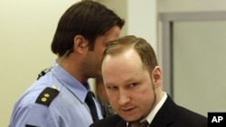 Anders Behring Breivik đến phòng xử án tại Oslo, Na Uy, ngày 17/4/2012