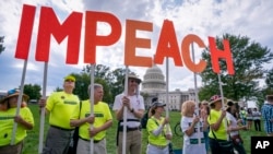 Tuần hành đòi luận tội TT Donald Trump tại điện Capitol ở Washington ngày thứ Năm 26/9/2019. (AP Photo/J. Scott Applewhite)