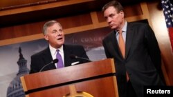 TNS Richard Burr (trái), và TNS Mark Warner (phải), thông báo tin tức cập nhật về việc Nga can thiệp vào cuộc bầu cử 2016, tại Điện Capitol ở Washington, ngày 4/10/2017.