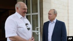 Nhà lãnh đạo Belarus, Alexander Lukashenko, trái, và Tổng thống Nga Vladimir Putin, gặp nhau tại dinh Bocharov Ruchei, thành phố nghỉ mát Sochi, Nga, ngày 9/6/2023.