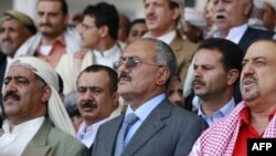 Tổng thống Yemen Ali Abdullah Saleh (giữa) trong một cuộc mít tinh của những người ủng hộ chính phủ tại Sanaa (ảnh tư liệu ngày 13 tháng 5, 2011)