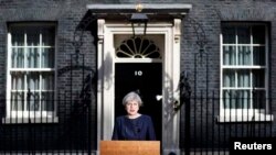 Thủ tướng Anh Theresa May nói với báo chí bên ngoài số 10 phố Downing, London, 18/4/2017