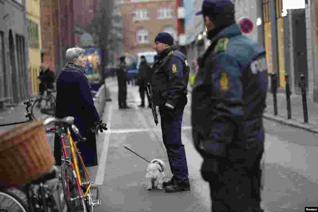 Cảnh sát nói chuyện với một phự nữ phía trước một đền thờ Do Thái ở Krystalgade, Copenhagen, ngày 15/2/2015.