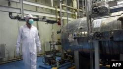 1 kỹ thuật viên Iran tại Cơ sở Chuyển đổi Uranium bên ngoài thành phố Isfahan, 410 km về phía nam của thủ đô Tehran, Iran, tháng 2/2007