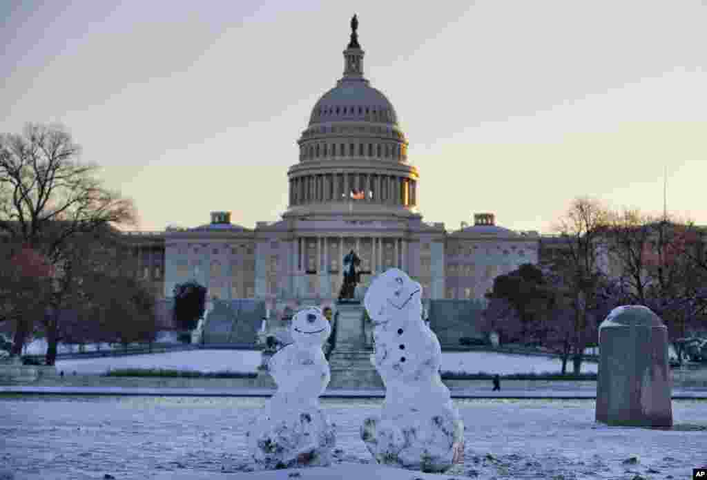 Người tuyết phía trước điện Capitol sau trận bão tuyết tại thủ đô Washington, ngày 3/1/2014.