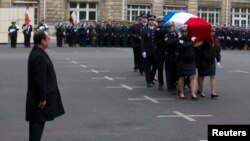 Tổng thống Pháp Francois Hollande tham dự tang lễ 3 cảnh sát thiệt mạng trong các cuộc tấn công khủng bố hồi tuần trước tại Paris, ngày 13/1/2014.