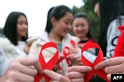 Các tình nguyện viên tham gia vào một sự kiện đánh dấu Ngày Aids Thế giới tại Trùng Khánh, ngày 30/11/2015.