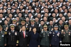 Tổng thống Hàn Quốc Park Geun-Hye và các tân sĩ quan Hàn Quốc tại Gyeryongdae, ngày 4/3/2016. Các cuộc thăm dò cho thấy một sự tăng vọt của mức ủng hộ dành cho Tổng thống Park Guen Hye và đảng Saenuri của bà.