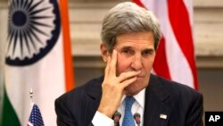 Ngoại trưởng Mỹ John Kerry cảnh báo sẽ có 'hậu quả' đối với các nước giúp Snowden lẩn trốn.