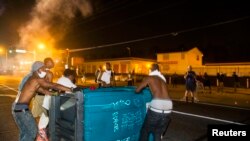 Người biểu tình đốt phá tại Ferguson, Missouri, ngày 18/8/2014.