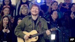 Ed Sheeran trên sân khấu của chương trình The Today Show ở New York City.