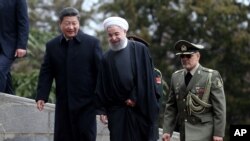 Tổng thống Iran Hassan Rouhani chào đón Chủ tịch Trung Quốc Tập Cận Bình tại Cung Saadabad ở Tehran, Iran, ngày 23/1/ 2016.