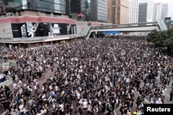 Đám đông biểu tình chống dự luật dẫn độ ở Hong Kong, Trung Quốc, ngày 12/6/2019. REUTERS/Tyrone Siu