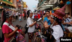 Những người bán hàng rong bán đồ nữ trang ở đường Khao San, Bangkok, ngày 27 tháng 5 năm 2014.