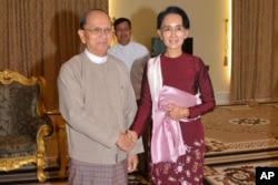 Lãnh tụ đối lập Aung San Suu Kyi và Tổng thống Thein Sein. Theo hiến pháp hiện hành, do phe quân đội soạn thảo năm 2008, bà Suu Kyi không được giữ chức tổng thống vì hai người con của bà có quốc tịch Anh.