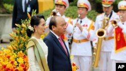 Lãnh đạo Myanmar Aung San Suu Kyi, trái, và Thủ Tướng VN Nguyễn Xuân Phúc, phải, tại lễ chào mừng bà Suu Kyi tại Phủ Chủ tịch tại Hà Nội. Ảnh chụp ngày 19/4/2018. (AP Photo/Minh Hoang)