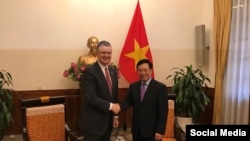 Đại sứ Mỹ Daniel Kritenbrink và Ngoại trưởng Việt Nam Phạm Bình Minh, Hà Nội, ngày 15/5/2019. Photo US Embassy Hanoi