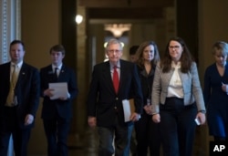 Lãnh đạo đa số Thượng viện Mitch McConnell đến Quốc hội trong ngày đầu tiên sau khi chính phủ đóng cửa vì những bất đồng tại Thượng viện.