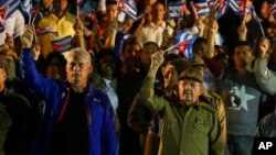 Ông Raul Castro (phải) và Phó Chủ tịch thứ Nhất Miguel Diaz-Canel (trái).