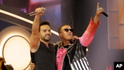 Luis Fonsi (trái) và Daddy Yankee tại lễ trao giải Billboard Latin ở Coral Gables, Florida.