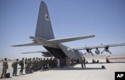 Ảnh tư liệu - Binh sĩ Quân đội Quốc gia Afghanistan xếp hàng lên máy bay C-130 Hercules tại căn cứ không quân Kandahar ở Kandahar, Afghanistan, ngày 18 tháng 8 năm 2015.