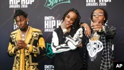 Nhóm hip-hop Migos trên thảm xanh của lễ trao giải BET Hip Hop Awards ở Atlanta.