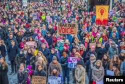 Người biểu tình tụ tập trong cuộc Tuần hành của Phụ nữ (Women's March) ở Oslo, Na Uy, ngày 21 tháng 1, 2017. Cuộc tuần hành được tổ chức trong tình đoàn kết với các cuộc tuần hành khác ở Mỹ và khắp thế giới sau khi Tổng thống Trump nhậm chức.