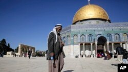 Một người Palestine cầu nguyện ở Jerusalem, ngày 8/12/2017.