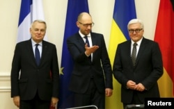 Thủ tướng Ukraine Arseniy Yatsenyuk (giữa), Ngoại trưởng Đức Frank-Walter Steinmeier (phải) và Ngoại trưởng Pháp Jean-Marc Ayrault tham dự một cuộc họp tại Kiev, Ukraine ,ngày 22/2/2016.