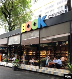 Bên phải Đường Sách là các cửa hàng café sách, các khu triển lãm; Phương Nam Book Café đẹp khang trang lúc nào cũng đông khách; phải, do thiếu diện tích mặt bằng, có thêm mấy Kiosk sách bên lề phải Đường Sách phía ngã ba Hai Bà Trưng - Nguyễn Văn Bình, anh chị Long đôi vợ chồng rất yêu sách, gốc người Sài Gòn cũ, chị gốc nhà giáo rồi làm công chức Nha Quân pháp trước 1975, nay sống bằng nghề buôn sách cũ. [photo by Ngô Thế Vinh]