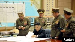 Ảnh do KCNA phát hành cho thấy nhà lãnh đạo Bắc Triều Tiên Kim Jong-Un thảo luận về kế hoạch tấn công với các tướng lãnh trong cuộc họp khẩn tại một địa điểm bí mật.