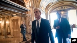 Tư liệu: CTV Robert Mueller ra về sau khi họp với Ủy ban Tư pháp Thượng viện về sự can thiệp của Nga. Ảnh chụp tại Diện Capitol ở Washington, ngày 21/6/2017.