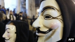 Mặt nạ Guy Fawkes là biểu tượng của nhóm tin tặc Anonymous.