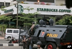 Xe bọc thép của cảnh sát Indonesia bên ngoài quán cà phê Starbucks ở Jakarta sau vụ nổ, ngày 14/1/2016.