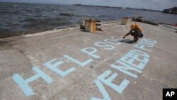 Nạn nhân bão kêu gọi giúp đỡ tại thành phố Tacloban, miền trung Philippines.