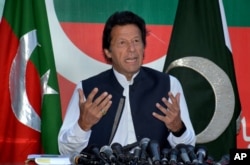 Nhà lãnh đạo đối lập Pakistan Imran Khan phát biểu trong một cuộc họp báo ở Islamabad, Pakistan, ngày 10 tháng 4, 2016.